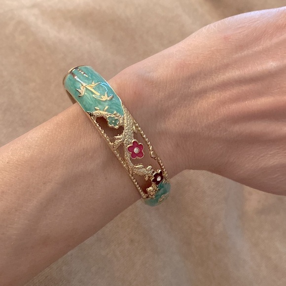 🆕 Floral cloisonné design bracelet in  multi colors w/ gold plated finish. - Picture 1 of 2